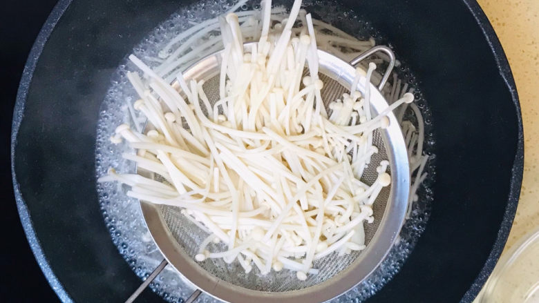 黄瓜凉拌金针菇,开锅后,捞出来