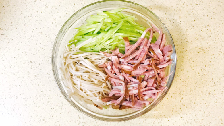 黄瓜凉拌金针菇,食材清理准备好,加入容器中
