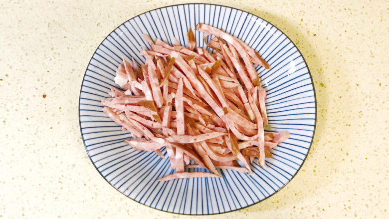 黄瓜凉拌金针菇,<a style='color:red;display:inline-block;' href='/shicai/ 425'>香肠</a>洗净,切成丝状