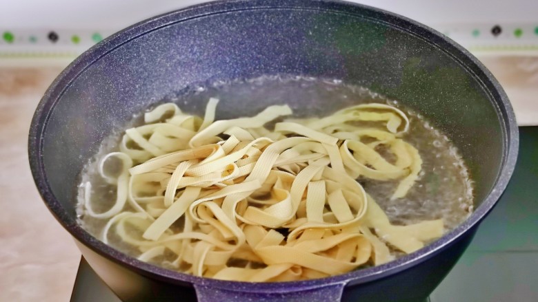 麻辣豆皮,水烧开后下豆皮煮2分钟。