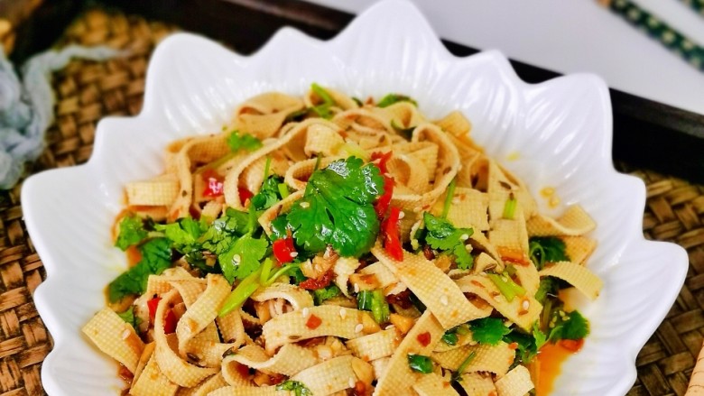 麻辣豆皮,简单快手麻辣鲜香,巨好吃。