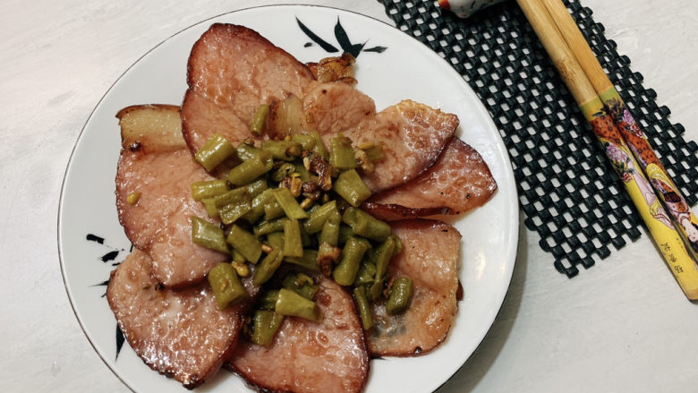 酸豆角炒腊肉,最后,就是盛上一大碗米饭然后吃起来啦~