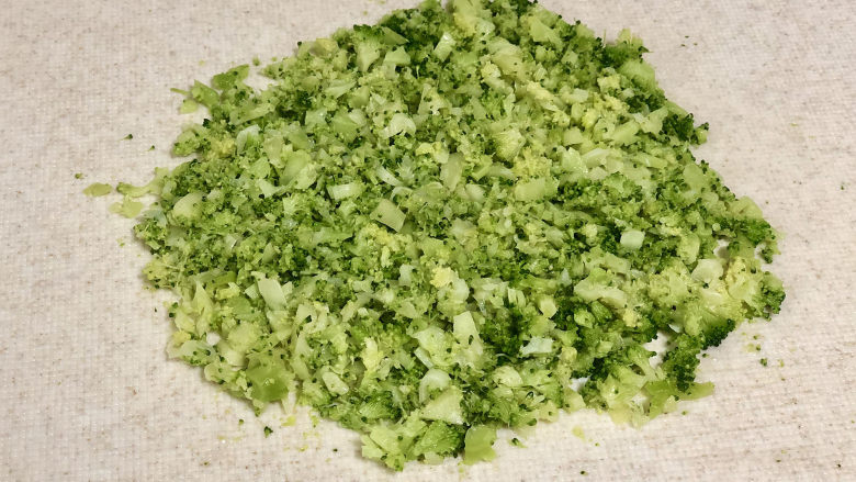 双色西兰花鸡蛋卷,颜值高吃不胖!,把焯好的西兰花剁碎备用;
