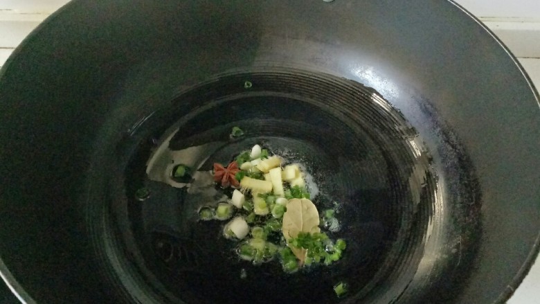 红烧油面筋,炒锅中加入适量花生油烧热,放入葱姜八角香叶爆香