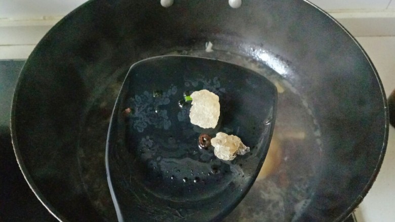 红烧油面筋,加入冰糖大火煮开,转中小火煮8分钟