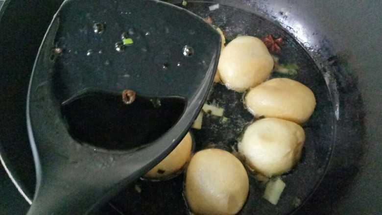 红烧油面筋,加入适量清水,加入生抽