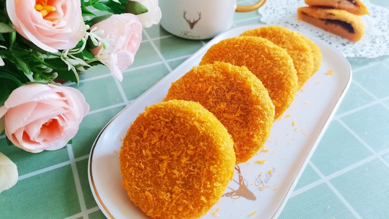 南瓜豆沙饼,成品图1屋里拍的,光线不好