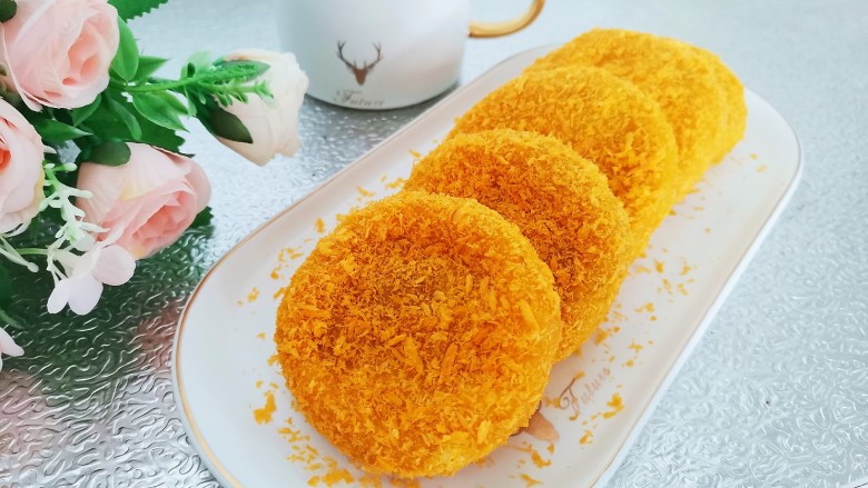 南瓜豆沙饼,成品图!阳台拍的光线好点
