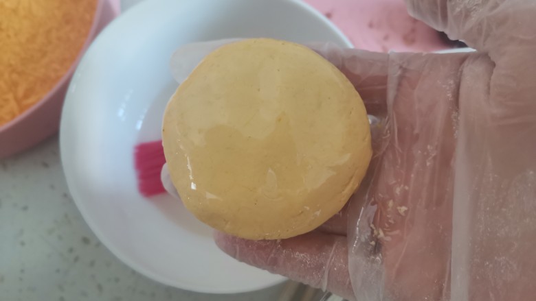 南瓜豆沙饼,收口捏紧朝下按扁,两面刷上油