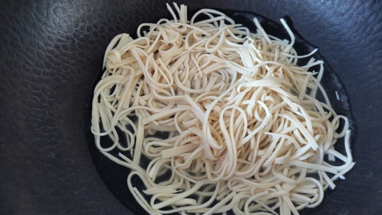 凉拌豆腐皮,锅里水烧开加入少许盐,放入豆皮焯烫一下,捞出沥水