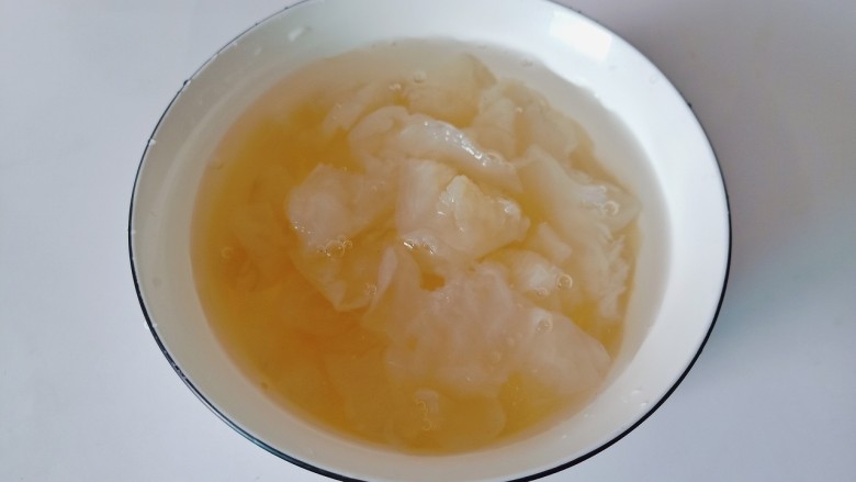 黄瓜凉拌金针菇,海蜇冷水浸泡出咸味,不然太咸。