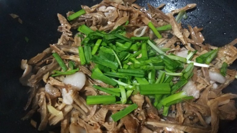 笋干炒毛豆,倒入煮熟的毛豆,最后放韭菜。