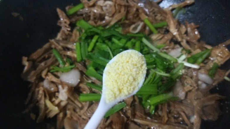笋干炒毛豆,放入适量盐,鸡精炒均匀即可。