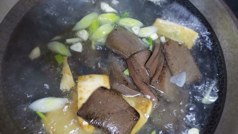 鸭血豆腐汤,下入鸭血