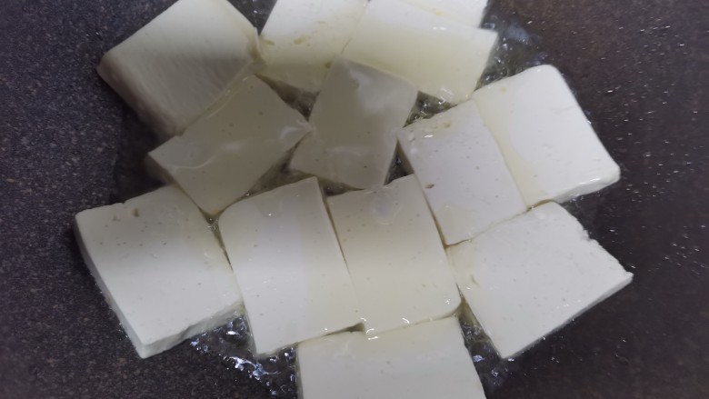 鸭血豆腐汤,起锅烧油,下入豆腐小火煎