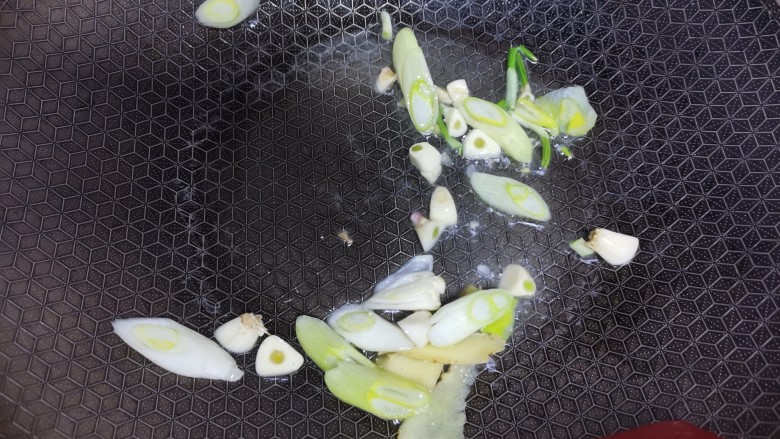 鸭血豆腐汤,锅里留底油,下入葱姜蒜爆香
