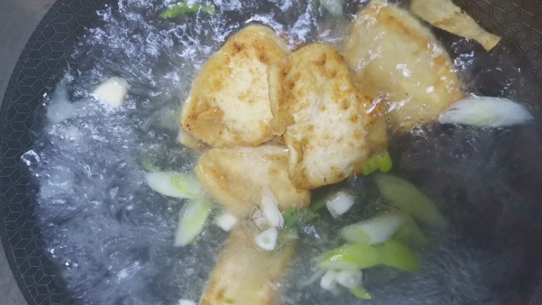 鸭血豆腐汤,水开下入豆腐