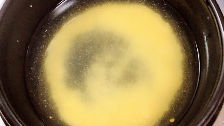 牛奶燕麦粥,小米放入砂锅中,倒入水。
