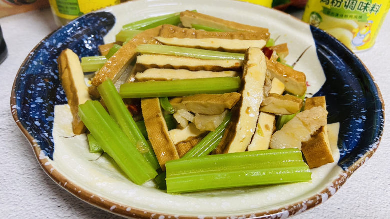 芹菜炒豆干,芹菜炒豆干成品图