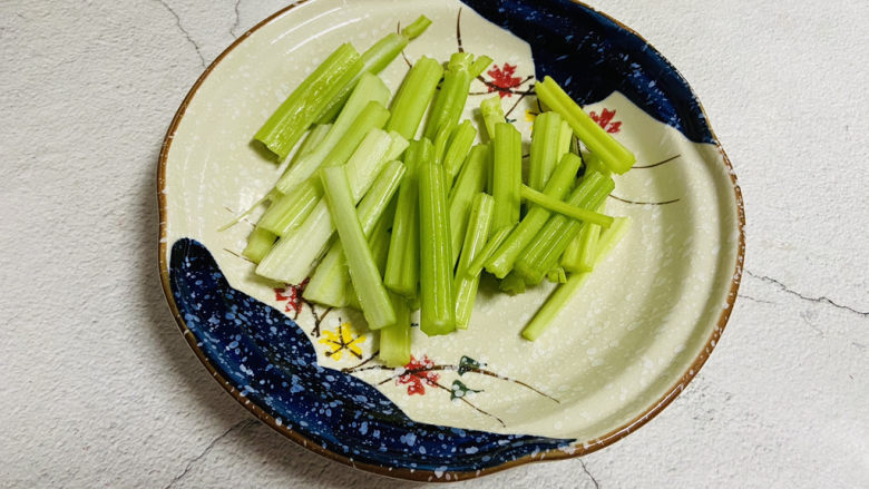 芹菜炒豆干,摘取<a style='color:red;display:inline-block;' href='/shicai/ 125'>芹菜</a>的叶子,将根部切掉清洗干净后切成寸段