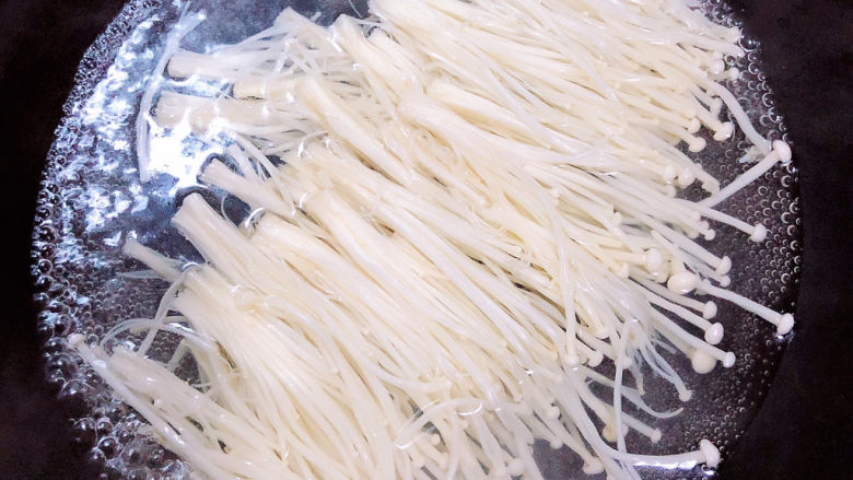黄瓜凉拌金针菇,锅中烧开水,放入金针菇煮两分钟。