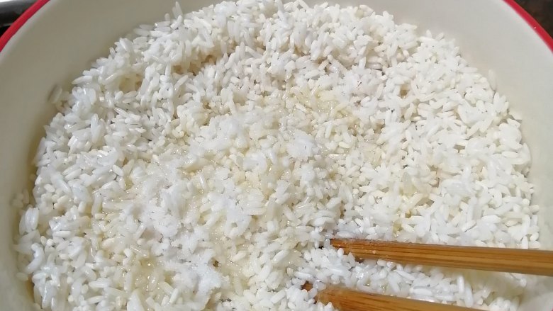 糯米鸡,加入油和盐,拌匀
