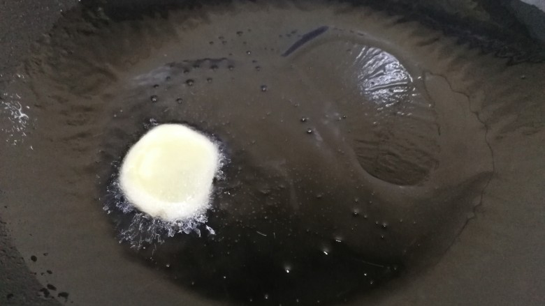 裙带菜豆腐汤,热锅倒入适量油,放入姜片炒香。