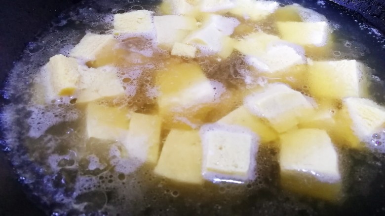 裙带菜豆腐汤,水开放入冻豆腐,煮5分钟。