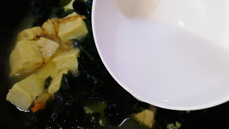 裙带菜豆腐汤,出锅前淋上薄薄的水淀粉,煮开撒上葱花就可以了。