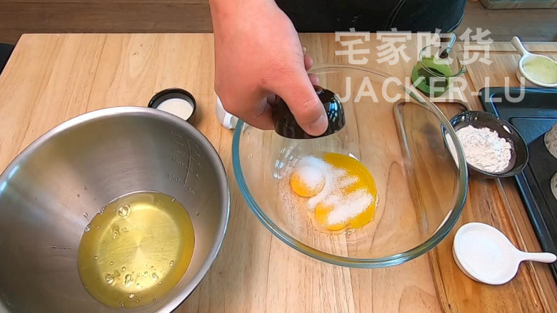 北海道蛋糕杯,超松软蛋糕,香滑可口香草馅,一口爆浆,超好吃!,我们先来做戚风蛋糕杯,蛋黄2个,加入细砂糖10克,搅拌至乳化均匀。