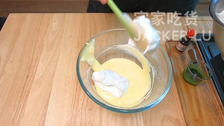 北海道蛋糕杯,超松软蛋糕,香滑可口香草馅,一口爆浆,超好吃!,再加入1/3蛋白糊与蛋黄糊,用切拌加翻拌的手法,轻而快的翻拌均匀。