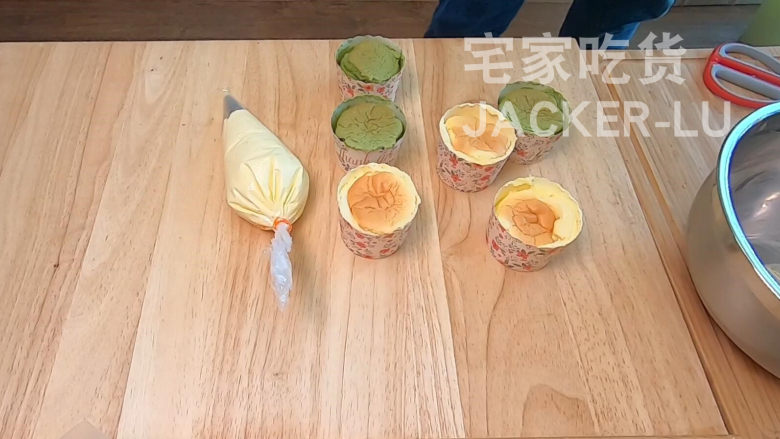 北海道蛋糕杯,超松软蛋糕,香滑可口香草馅,一口爆浆,超好吃!,装入裱花袋备用。