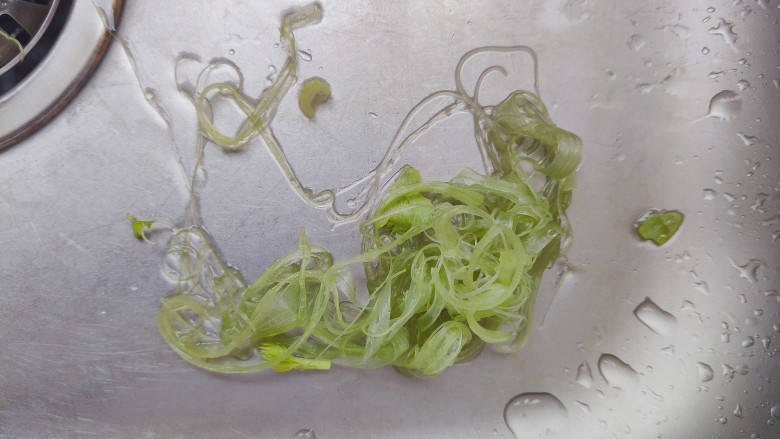 芹菜炒豆干,如果有老筋的话就要撕掉,否则成品口感不佳