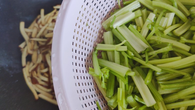 芹菜炒豆干,加入芹菜