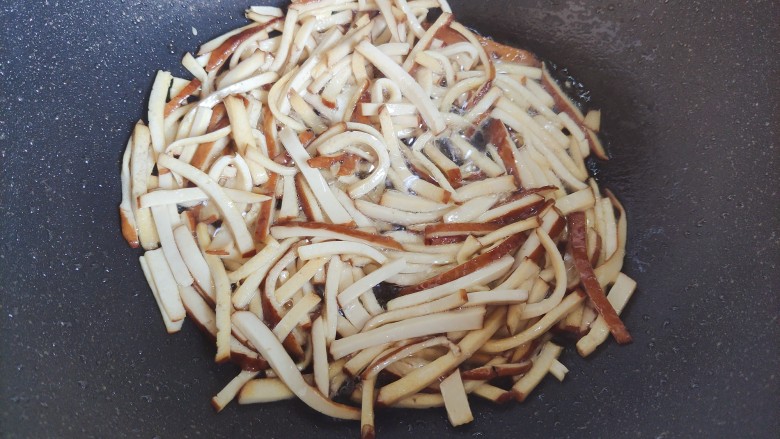 芹菜炒豆干,翻炒30秒,豆干丝稍稍变成金黄色
