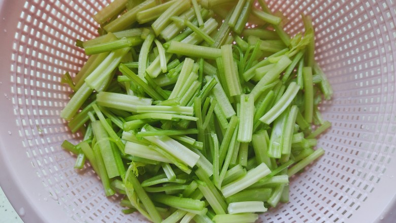 芹菜炒豆干,然后切成寸段,控干水分