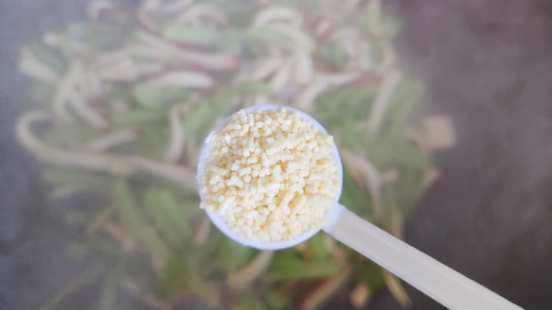 芹菜炒豆干,加一小勺鸡精,翻炒均匀,即可