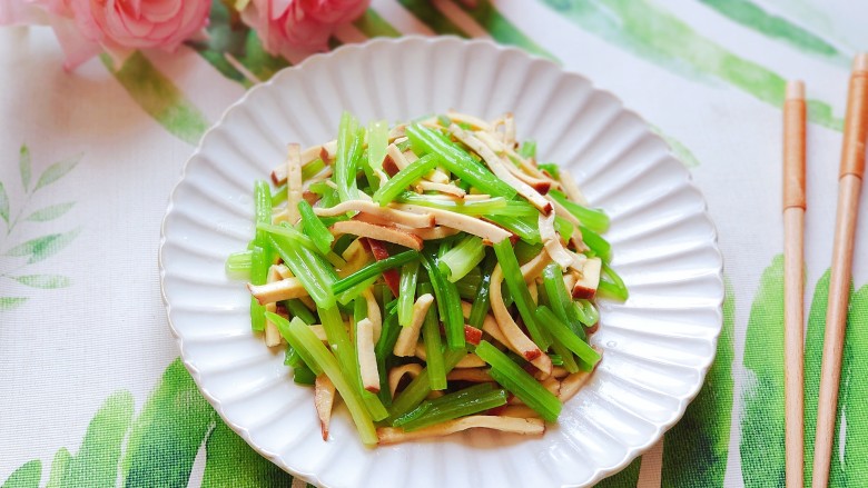 芹菜炒豆干,成品图