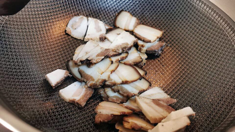 酸豆角炒腊肉,腊肉下锅,不必放油