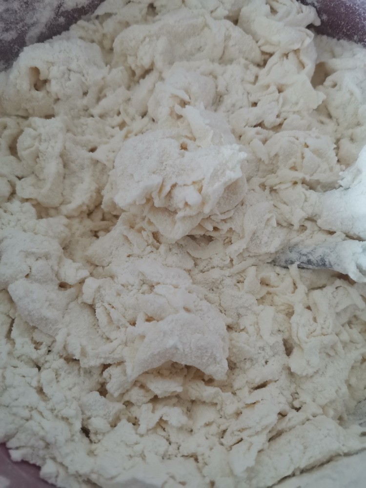 荷叶饼,边加水边搅拌成面絮