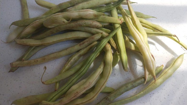 雪菜四季豆,四季豆去两头折成两段。