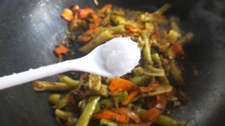 雪菜四季豆,加入适量盐?