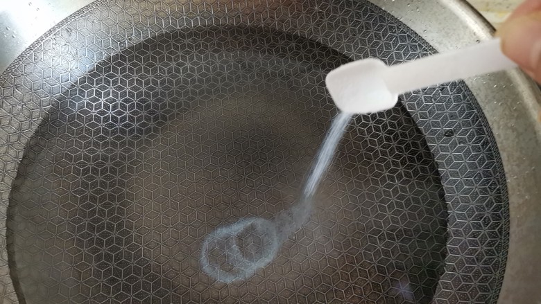 豆腐布丁,锅里烧水,加入适量的盐