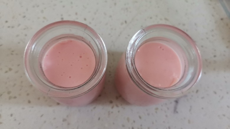 豆腐布丁,倒入模具或自己喜欢的杯子,自然冷却后放冰箱冷藏2小时,口感更佳
