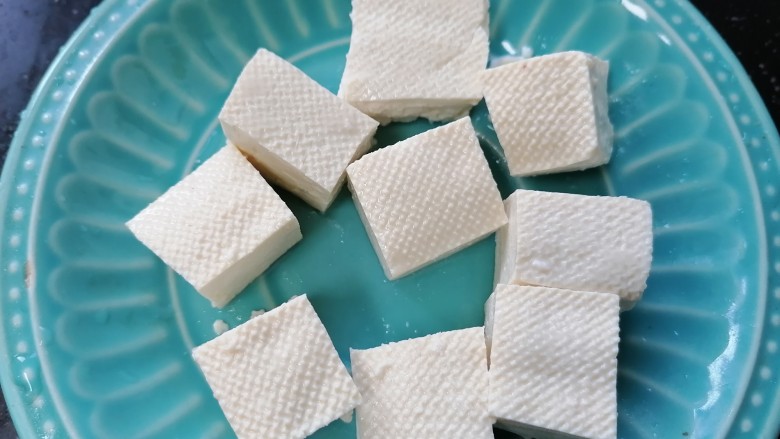鸭血豆腐汤,豆腐切成小块