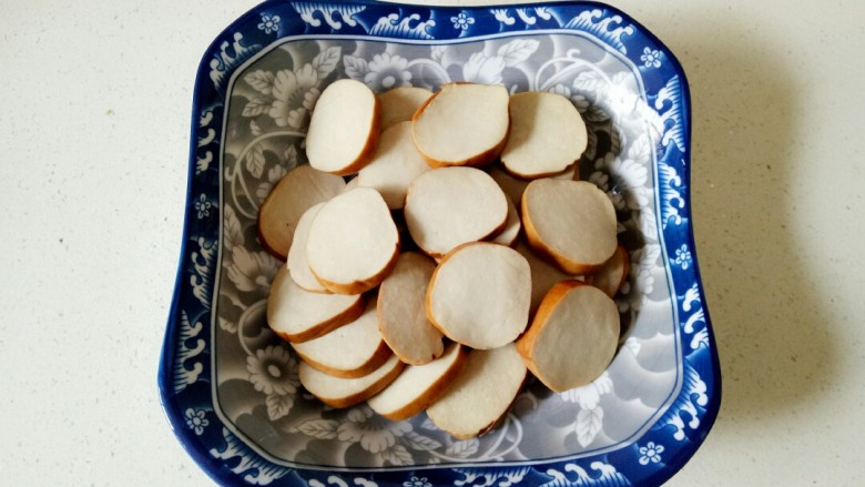 素鸡烧肉,<a style='color:red;display:inline-block;' href='/shicai/ 471'>素鸡</a>冲洗一下表面,切成厚片
