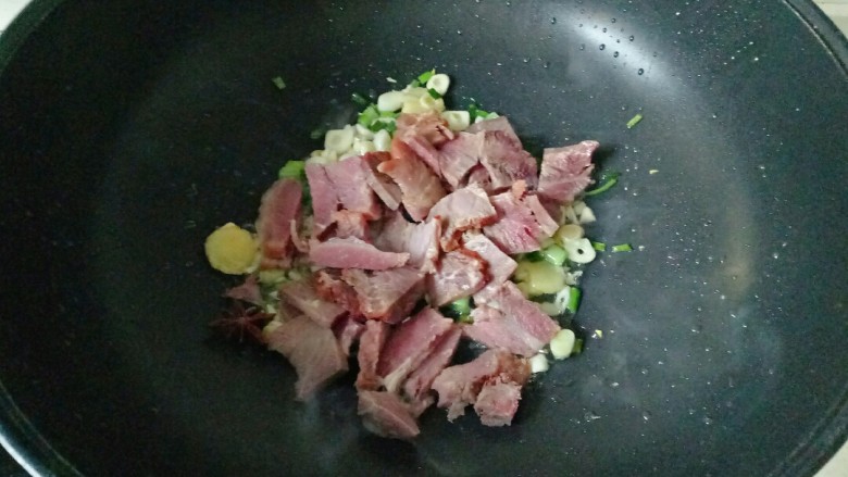 素鸡烧肉,加入牛肉片翻炒1分钟