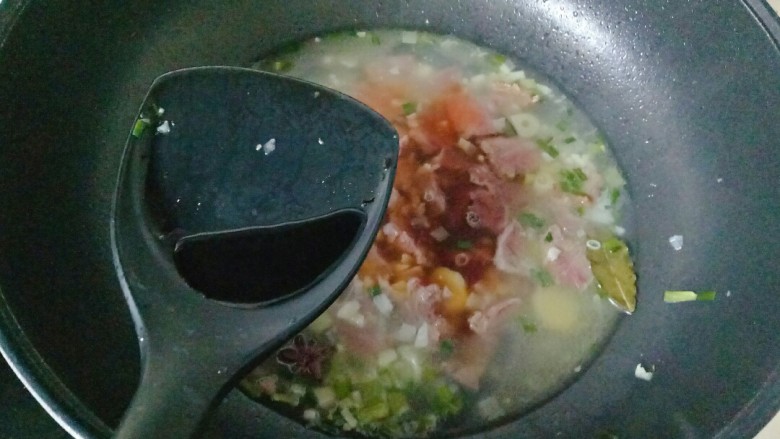 素鸡烧肉,加入<a style='color:red;display:inline-block;' href='/shicai/ 762'>老抽</a>上色,搅拌均匀