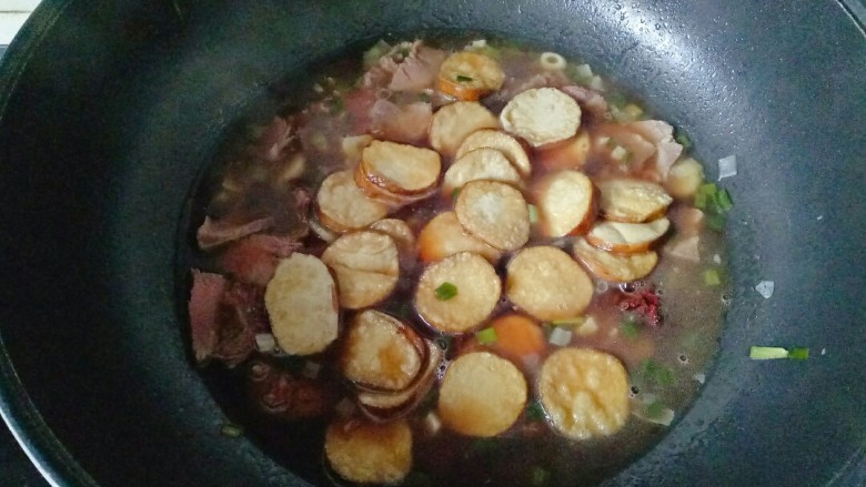 素鸡烧肉,放入素鸡继续炖煮10分钟,加入适量盐调味即可