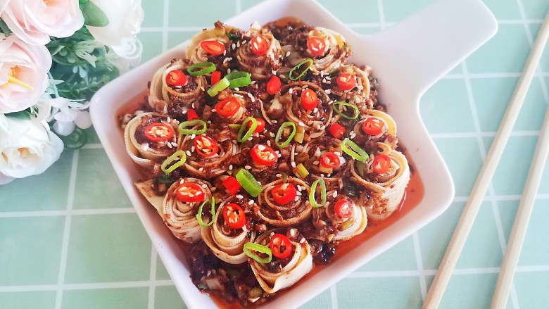 麻辣豆皮,把调好的酱料淋在豆腐卷上,撒上<a style='color:red;display:inline-block;' href='/shicai/ 82'>小米椒</a>和葱花即可开吃了